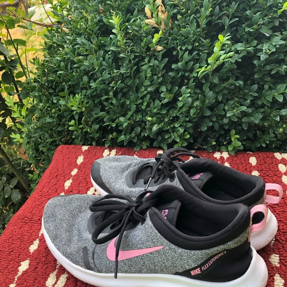 Nike Flex8 Women’s Gray & Pink Athletic Training Sneakers Size 8.5W